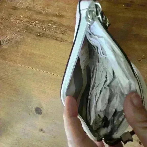 WILSONS LEATHER wristlet white brand new - Picture 4 of 4